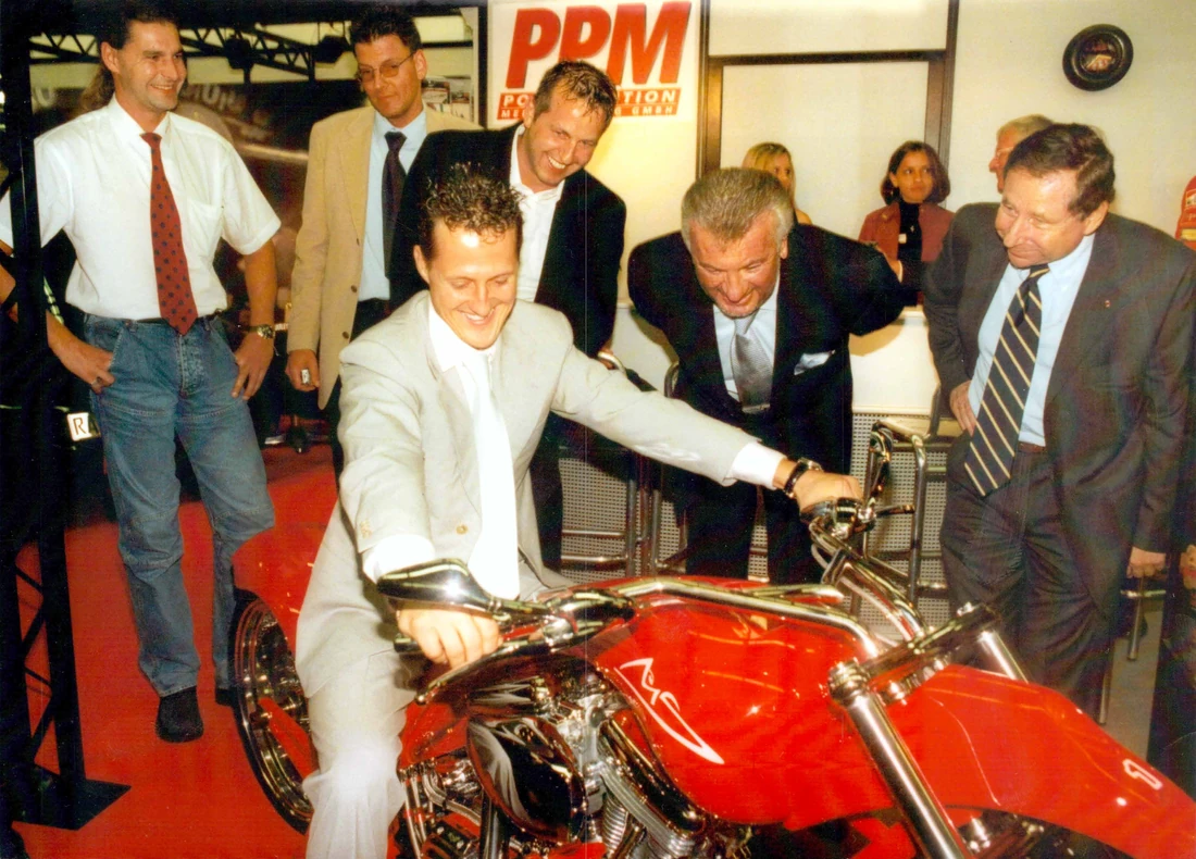 Michael Schumacher bei der Präsentation eines roten Motorrads