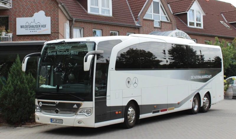 Mannschaftsbus der deutschen Fußballnationalmannschaft vor dem Hotel Wildeshauser Hof